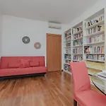 Apartamento Stylish Near Duomo, Near Metro, Balcony Milão