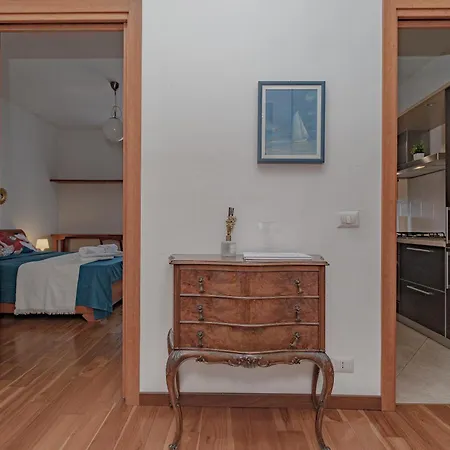 Stylish Near Duomo, Near Metro, Balcony Apartment