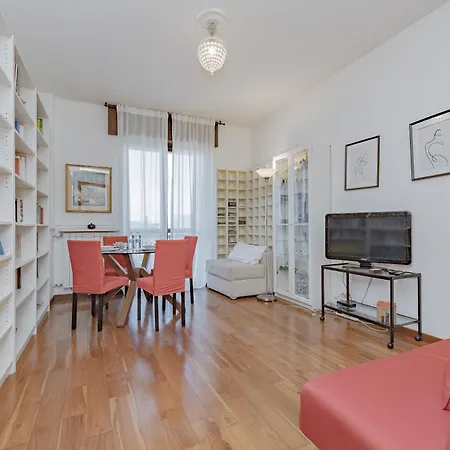 Stylish Near Duomo, Near Metro, Balcony * Mailand