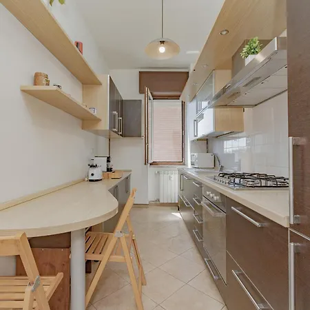 Stylish Near Duomo, Near Metro, Balcony Apartment *
